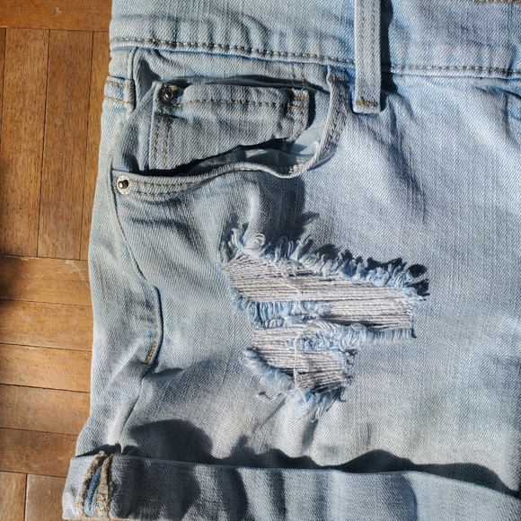 💥3 for $15💥 Old Navy Boyfriend Distressed Lightwave Jean Shorts - Picture 2 of 7